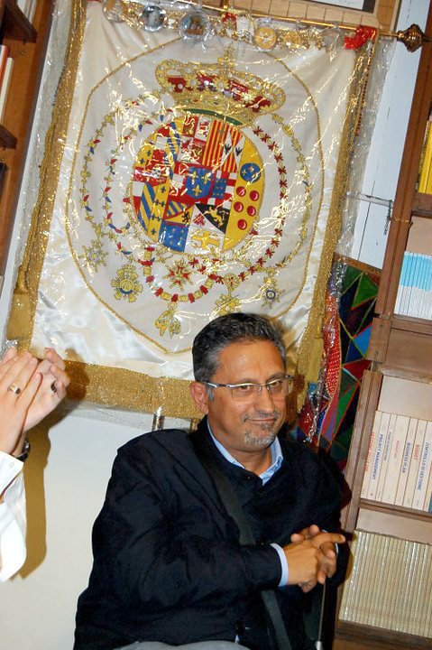 Carlo Alvino con lo stendardo delle Due Sicilie sullo sfondo Carlo Alvino con lo stendardo delle Due Sicilie sullo sfondo