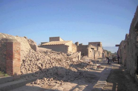 POMPEI:CROLLATA INTERA DOMUS GLADIATORI,NON SOLO MURO +